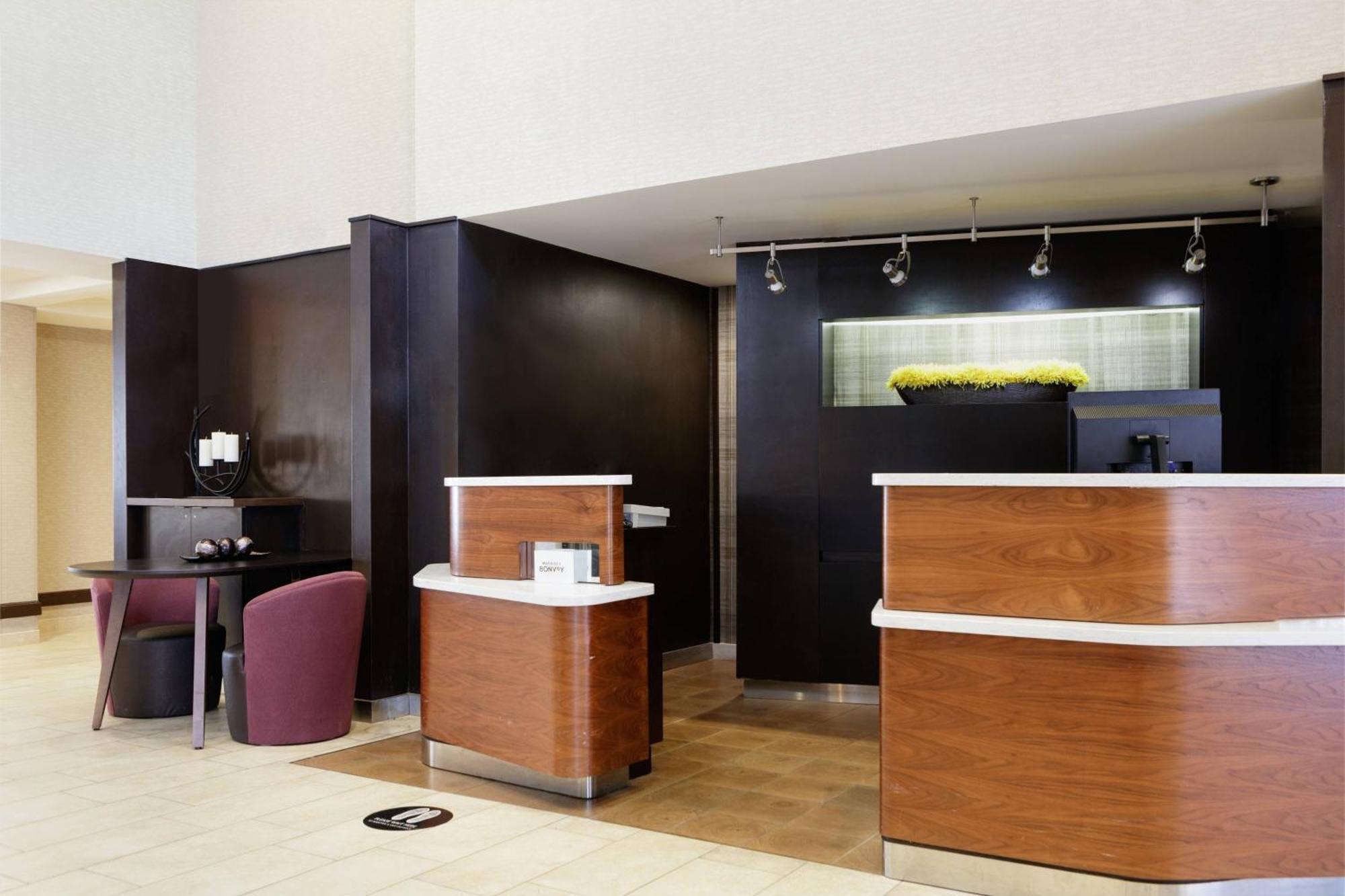 Courtyard Harrisonburg Hotel Exterior foto